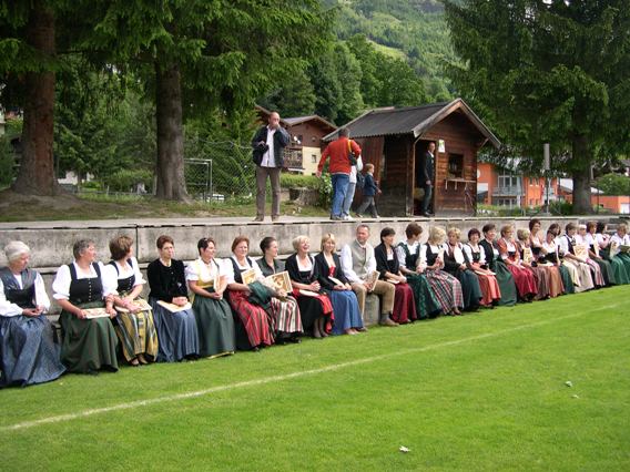 27 Ehrendamen und ein "Ehrenmann" erwarten "ihre Vereine"